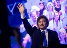Milei retrasa los cambios en el Gabinete tras la victoria: