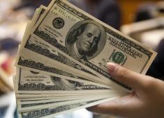 El dólar amagó desplome, pero terminó cerrando a $1.460