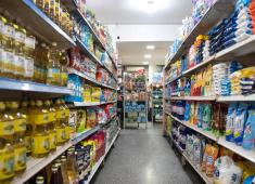Los argentinos compran menos en supermercados y se endeudan más con la tarjeta