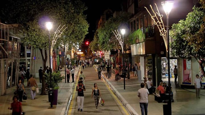 Los capitalinos ya disfrutan del nuevo paseo semipeatonal de Buenos Aires primera cuadra - Primera Fuente Los capitalinos ya disfrutan del nuevo paseo semipeatonal de Buenos Aires primera cuadra - Primera Fuente